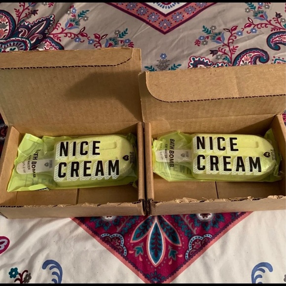 2 VS PINK Bath Bombs